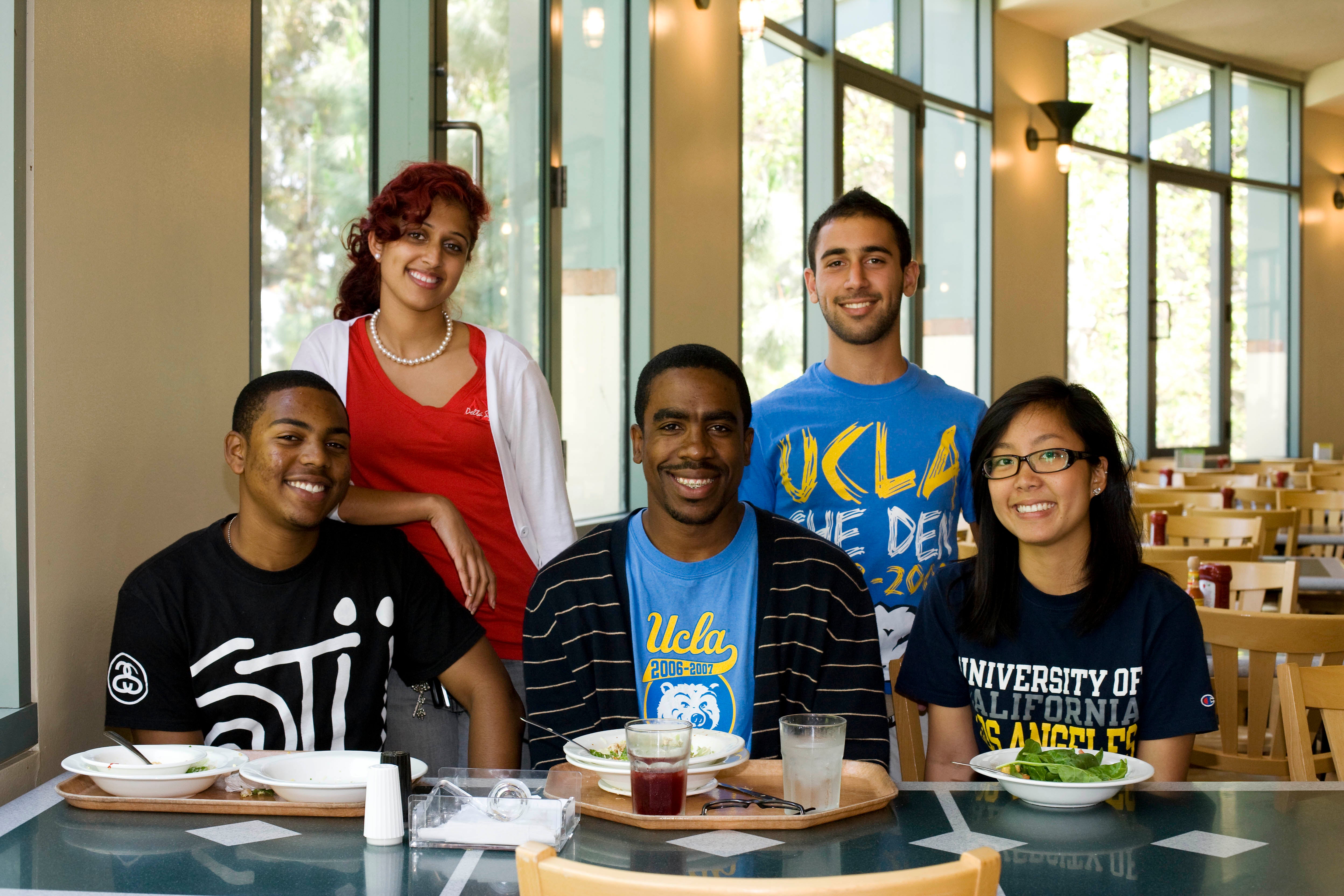 uclastudents_atcoveldining_3