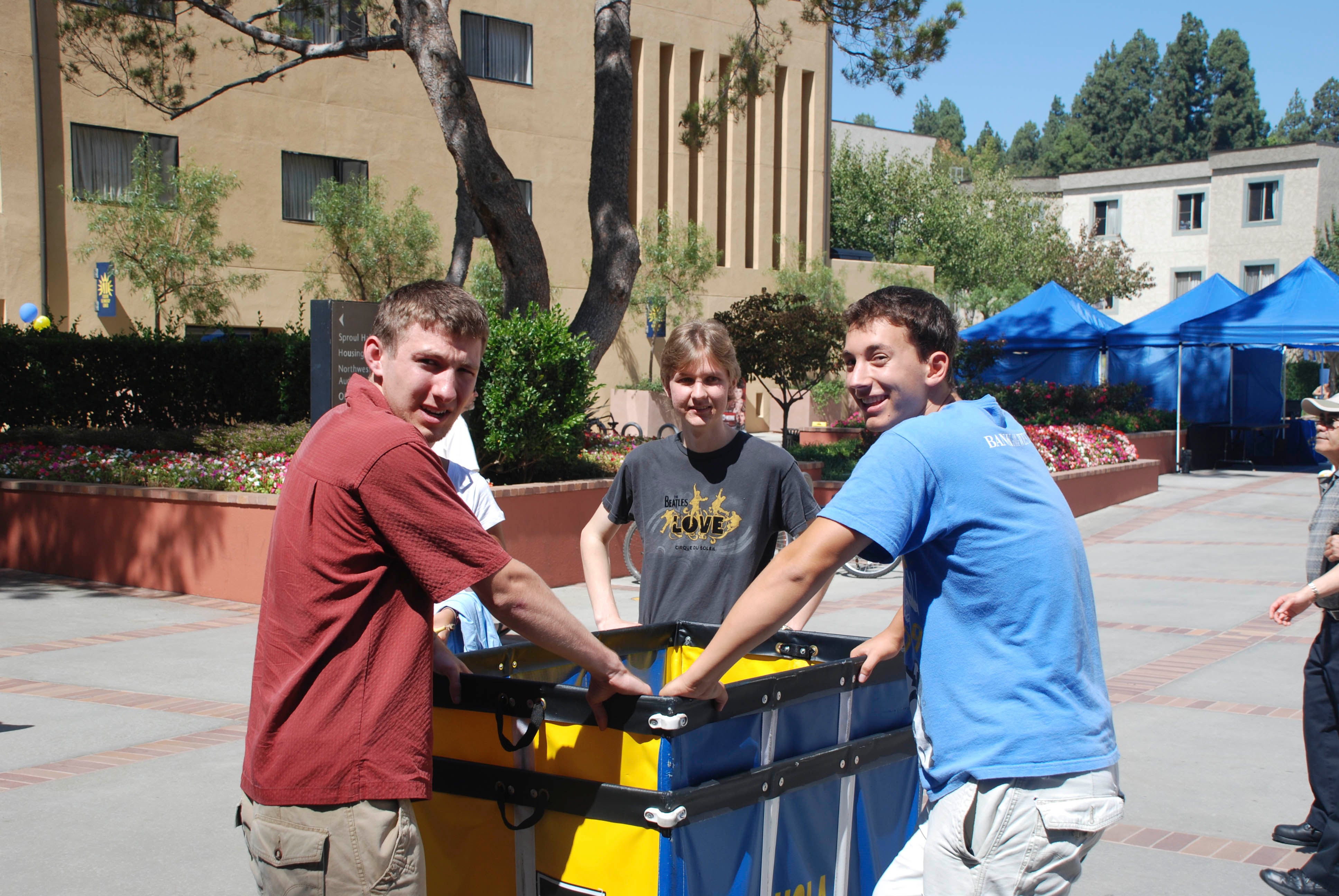 uclastudents_movingin_1